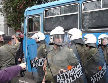 Επεισόδια στον Λευκό Πύργο: Ξύλο αναρχικών με εθνικιστές - Επέμβαση της αστυνομίας με χημικά και δακρυγόνα (φωτό, βίντεο) (upd)